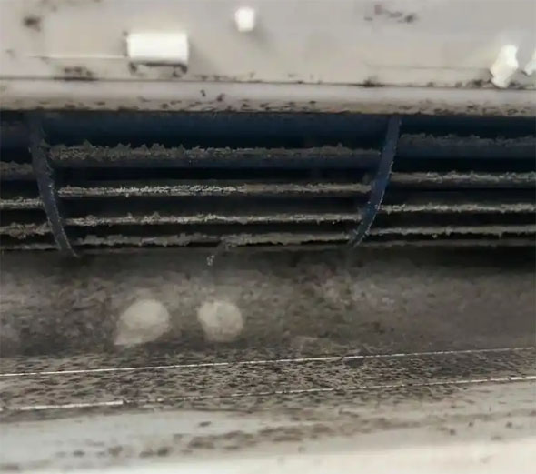 天门空调吹的风有股烧焦味是怎么回事